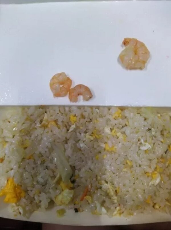 有網友在高雄光華夜市買了蝦仁炒飯，挖開整盒飯，只發現3隻小蝦仁，感到物價貴。圖／翻攝臉書爆料公社

