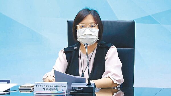 台北市衛生局21日公布市售中元祭祀食品抽驗結果,30件產品有2件違規,包含士林區「益成蔬果行」芒果檢出殺蟲劑超標、中山市場第28號攤位「中山手工麻糬」草仔粿防腐劑超標。(台北市衛生局提供/蔡佩珈台北傳真)