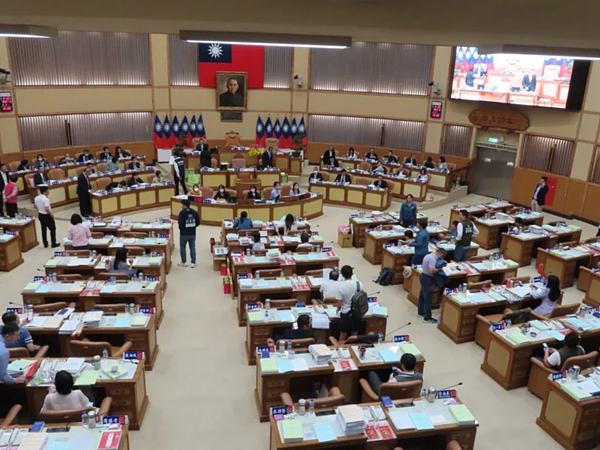 臨時會首日提前結束,引發綠營不滿,藍議員籲,別把議場當秀場。記者葉德正/攝影