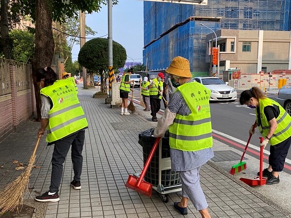 有巢氏房屋關懷社區不遺餘力，免費贊助桃園市八德區興中里的志工團隊反光背心，讓他們在社區服務時更安全。圖／永慶房產集團提供