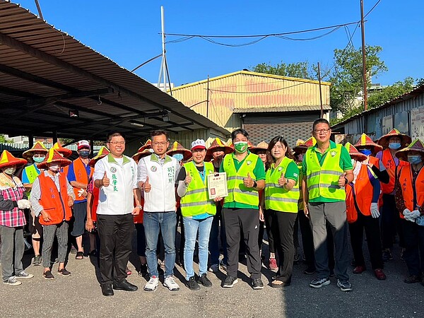 桃園市龍潭區烏林里的環保志工獲得有巢氏房屋桃園區經管會捐贈64件反光背心。圖／永慶房產集團提供