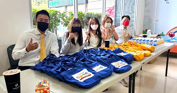 永慶房產集團加盟四品牌中區經管會準備4,000份的環保袋、公益團體手工肥皂,贈送給前來捐血的民眾。圖/永慶房產集團提供