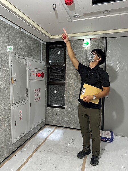 民眾新屋入住驗屋時,應檢視撒水頭外部組件是否有鏽蝕、變形、鬆動等情形。圖/台中市消防局提供