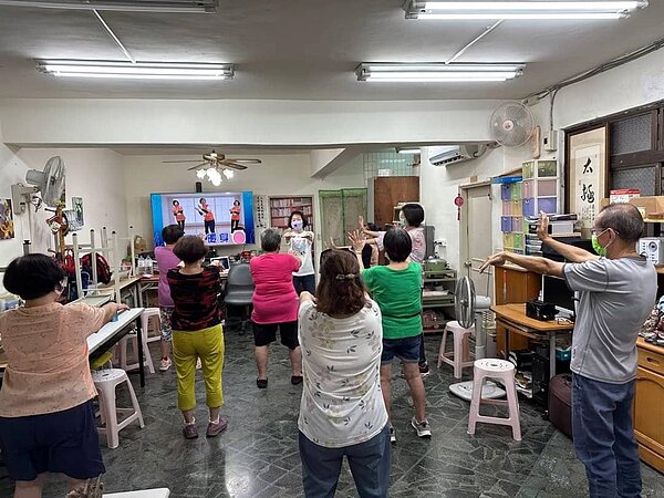 文化里銀髮課程-愛笑瑜珈運動