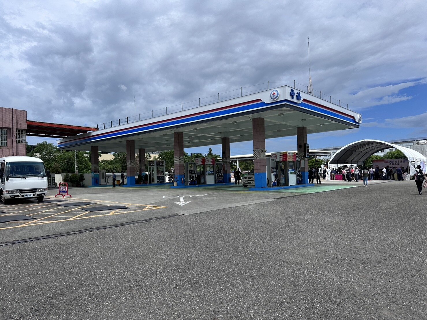 台糖與中油結盟,全台73座台糖加油站全面更新,台糖表示,除了更新加油站識別標示,未來持有中油卡的消費者也能到台糖加油站享有折抵優惠。記者李文德/攝影