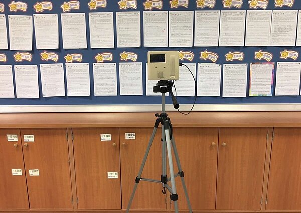 市府針對開冷氣時教室密閉空間以「巡檢式」檢測儀器進行空氣品質抽查檢驗。圖/新竹市政府提供