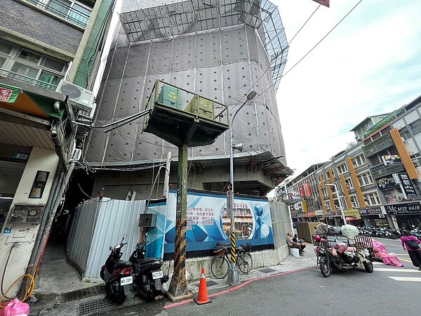 宮口街之電桿坐落於此已有數十年,未來亦將規劃移入市場地下室,期望藉著市場改建一併改善周邊市容。圖/新北市市場處提供