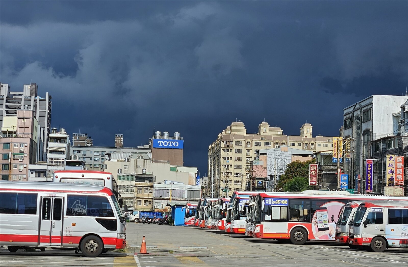開學在即,桃園市客運業都面臨司機荒,連帶影響學生專車路線被迫整併或取消。記者鄭國樑/攝影
