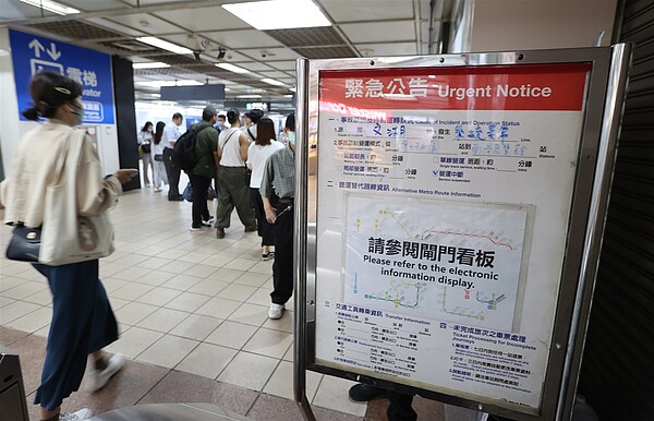 台北捷運文湖線因供電設備系統異常，全線一度暫停營運。記者曾學仁／攝影 