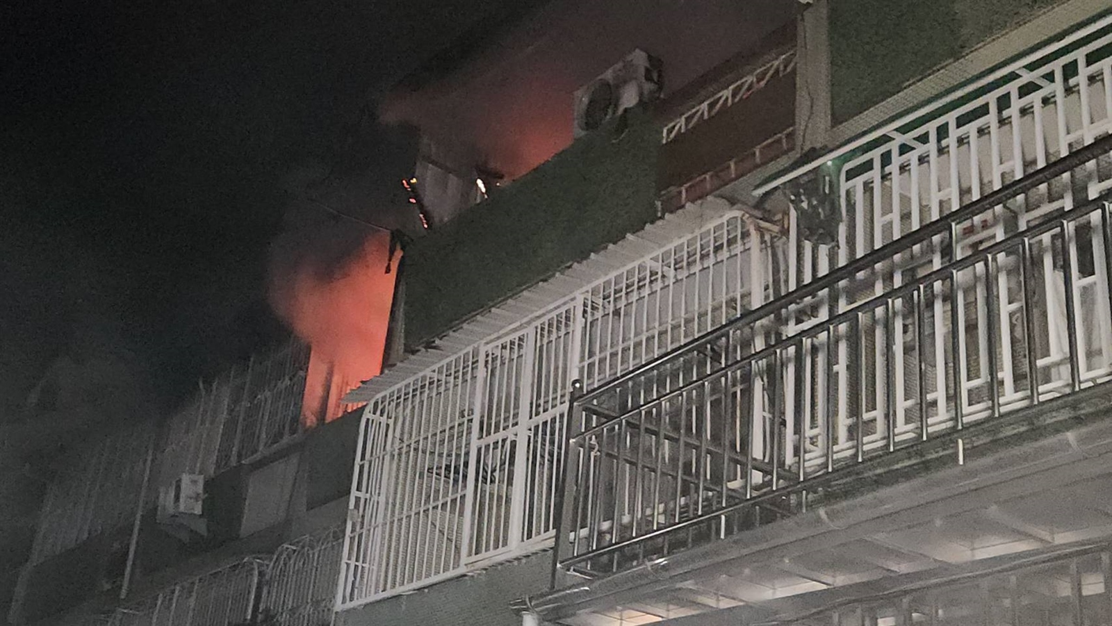 台南市北區林森路三段2間3樓透天民宅失火，冒出火光濃煙。記者黃宣翰／攝影 