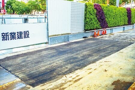 
新竹縣竹北市縣政七街發生路面塌陷事件，新業建設灌漿回填後完成路面假修復。（羅浚濱攝）

