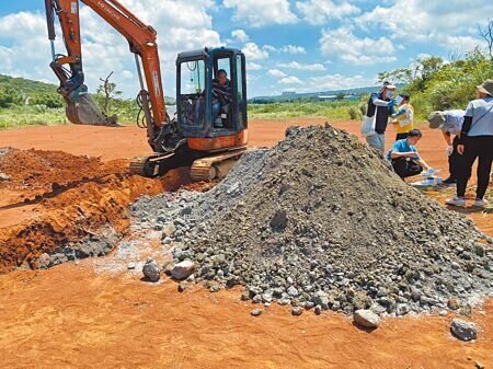 立委陳椒華22日邀集中央、地方環保與農業相關單位,赴桃園楊梅甡甡段一處農地會勘,由地主開挖,環保單位採樣將疑似科慕公司埋填的廢棄爐渣送驗。(蔡明攝)