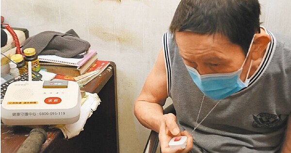 新北市與中興保全合作,希望透過緊急救援系統減少獨居長者意外事件發生,確保居家安全。(圖/新北市社會局提供、呂健豪新北傳真)
