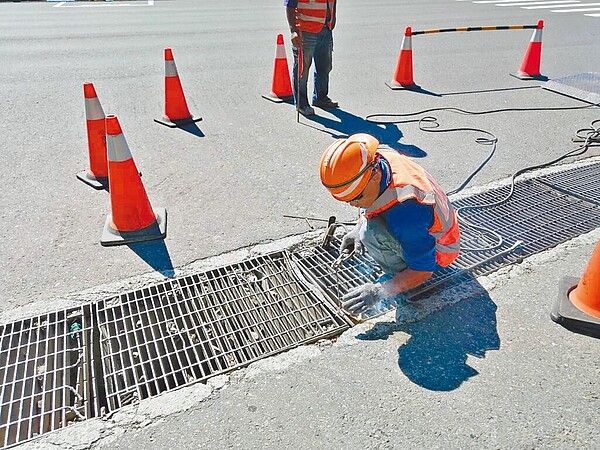 台東多良火車站入口水溝蓋疑因間隙大，導致遊客腿部受傷，公路總局大武工務段表示已經改善。（大武工務段提供／蔡旻妤台東傳真）