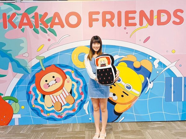 「KAKAO FRIENDS夏季限定店」快閃Global Mall新北中和，不只有可愛的打卡牆，亦有300款超萌周邊。（Global Mall提供）
