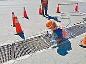 間隙變大　遊客控多良車站水溝蓋吃人