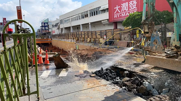 捷運工程局施工不慎挖破管線,造成瓦斯外洩緊急灑水。記者周嘉茹/翻攝