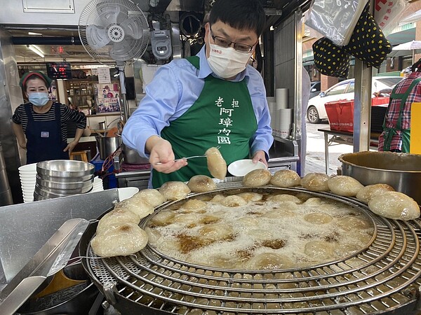 為因應原料上漲，彰化排隊名店「阿璋肉圓」，自即日起，每顆肉圓從50元漲到55元。本報資料照片