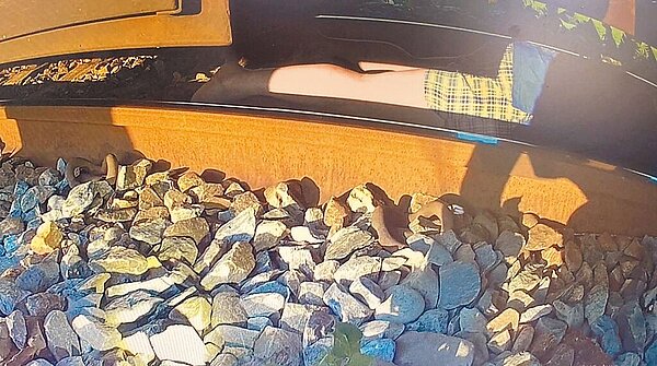 雷男趴臥鐵軌，列車行經竟未發生碰撞，他雖命大毫髮無傷，仍被依公共危險起訴。（陳淑芬翻攝）全國各縣市安心專線1925