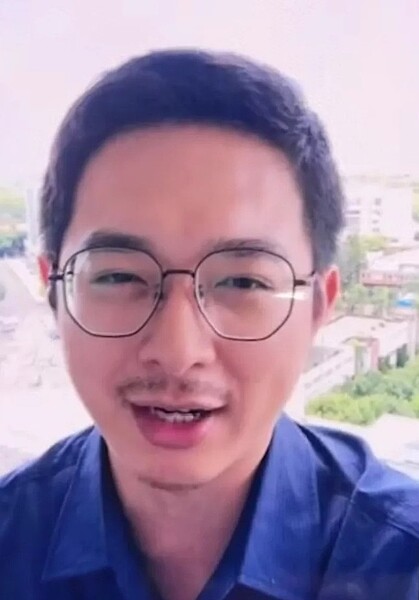 網路粉專經營者張小均在台南市區街頭張貼,寫有「排隊喝牛肉湯台南人之恥」,有店家自認生意受到影響,提告他涉及妨害名譽,但也有店家 支持他的作法。記者黃宣翰/翻攝