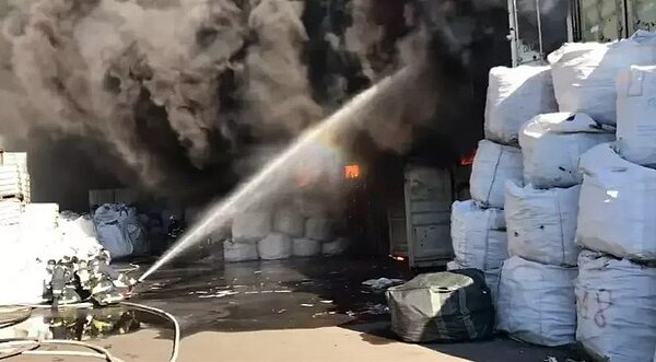 台中市梧棲區有回收廠今天發生大火,火勢已延燒4個多小時,消防隊員搶救中。圖/台中市消防局提供