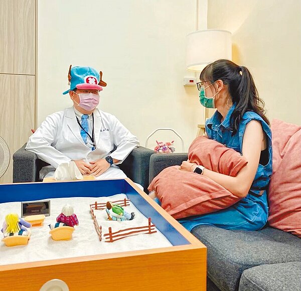 衛福部8月1日起推出「年輕族群心理健康支持方案」,提供15至30歲民眾每年3次免費心理諮商。圖為心理諮商示意圖。(桃園市衛生局提供/中時報資料照片)