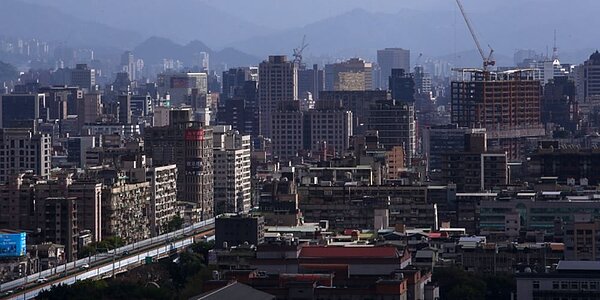 民眾搶在民俗月前進場,推升房市買氣,至7月底,國銀購置住宅貸款餘額增至9兆5,662億元、年增率4.7%,已連續二個月上升。圖/中時報資料照片