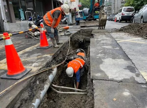 台北市府派員鋪設汙水下水道管線。圖／北市衛工處提供

