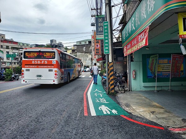 感謝商家的支持及合作,讓公所順利突破既有傳統街道的限制,重新檢討道路分配,保障行人通行權益。圖/新北市土城區公所提供