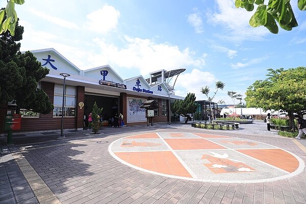 大甲火車站南側站前廣場及鄰近日式宿舍周邊環境營造工程,今年7月底已完工,23日舉辦完工啟用典禮。圖/台中市政府提供