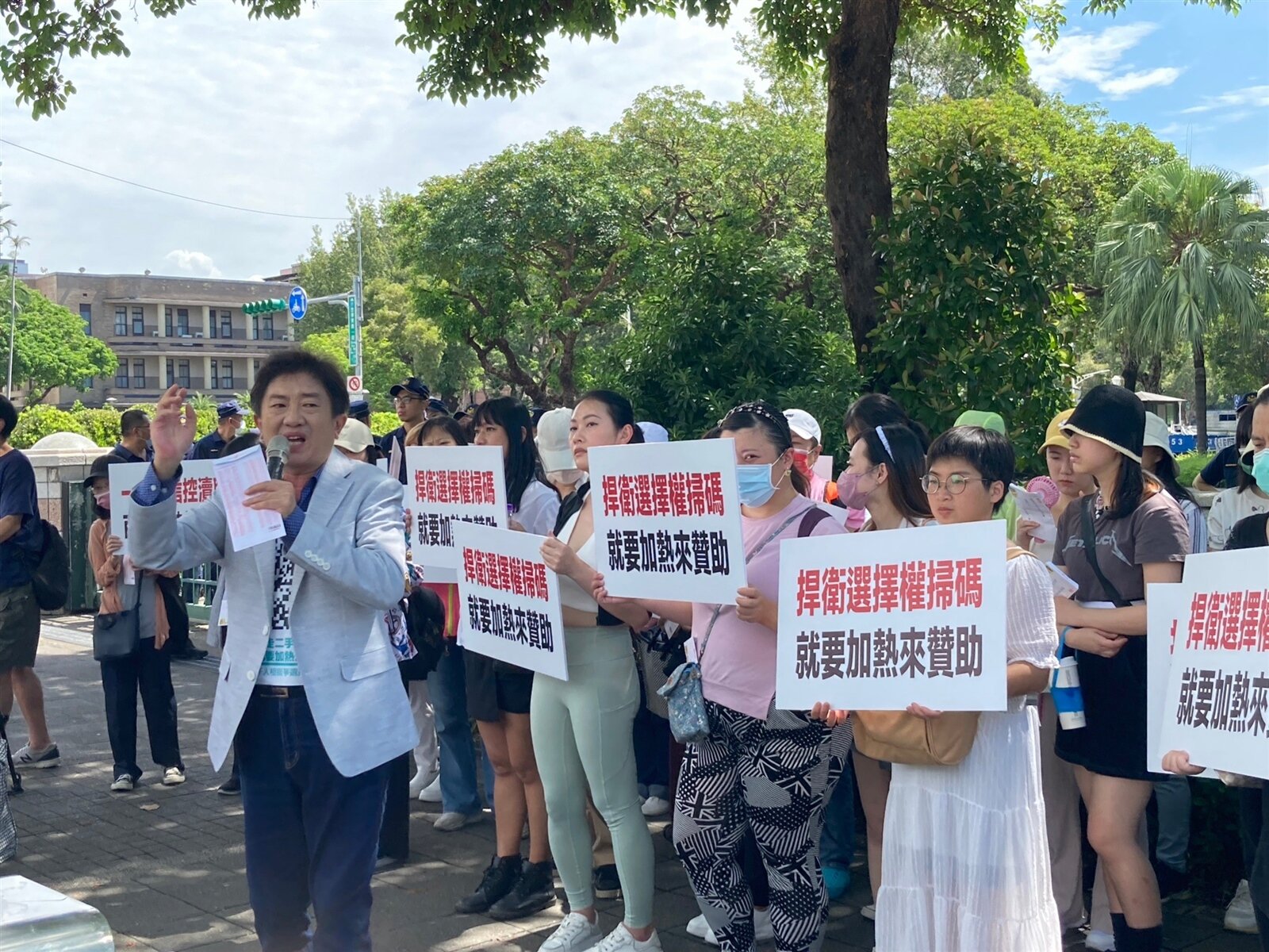 新版菸害防制法上路,施行近半年,最關鍵的健康風險評估審查始終毫無進度,上百名民眾不滿國健署官員未依法執法,今天到監察院外陳情,資深媒體人彭華幹也現身支持。記者翁至成/攝影