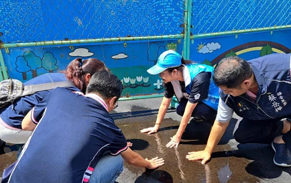 萬華區天坑旁的建案明明沒下雨卻積水，引發里長、里民不滿。圖／北市議員應曉薇提供