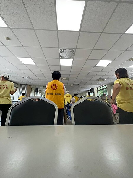 華江里舉辦了長者流動瑜珈課程的活動。（圖／中正萬華樂生活Ｘ有你有我）
