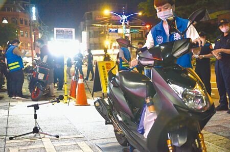 桃園市透過《噪音管制法》中的公告禁止手段,將改裝排氣管從標準罰改為行為罰,最快9月中開始,查獲改裝排氣管就能直接開罰3000至3萬元。圖為攔查機車。(本報資料照片)
