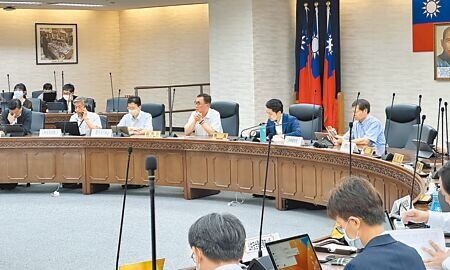 台北市6至7月有4人因職災死亡,重大職業災害指標亮黃紅燈,台北市長蔣萬安23日主持公共安全督導會報,特別叮囑大巨蛋近期要申請使用執照,必須特別注意施工安全。(丁上程攝)