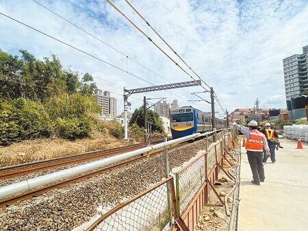 
行政院副院長鄭文燦23日會勘平鎮車站工程，拍板出土位置將南延1.2公里。（呂筱蟬攝）
