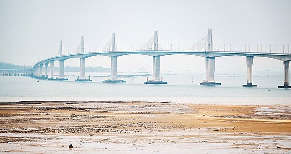 國民黨總統參選人侯友宜提出「金廈大橋公投」等六大主張,民眾黨總統參選人柯文哲也曾主張蓋金廈大橋,民進黨立院黨團則批評是騙選票。圖為金門大橋。(總統府提供)