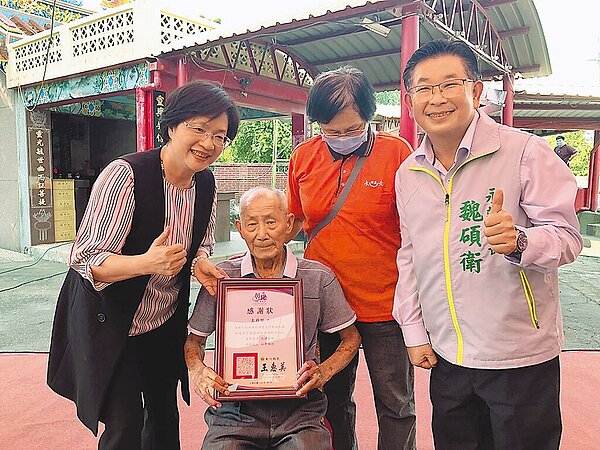 捐贈儀式由王錫堅老先生(左二)出席,彰化縣長王惠美(左一)現身代表受贈,感謝其促成興建衛福大樓。(彰化縣政府提供/吳建輝彰化傳真)