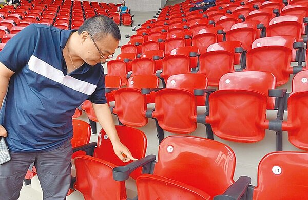 嘉義市立棒球場座椅遭觀眾反映碰觸後手肘皮膚刺痛,市府找來廠商巡檢。(林居璋提供/廖素慧嘉市傳真)