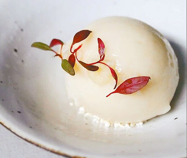 MINIMAL以西式甜點新入選今年必比登推介,店內把冰淇淋當作料理的主素材。(台中MINIMAL)