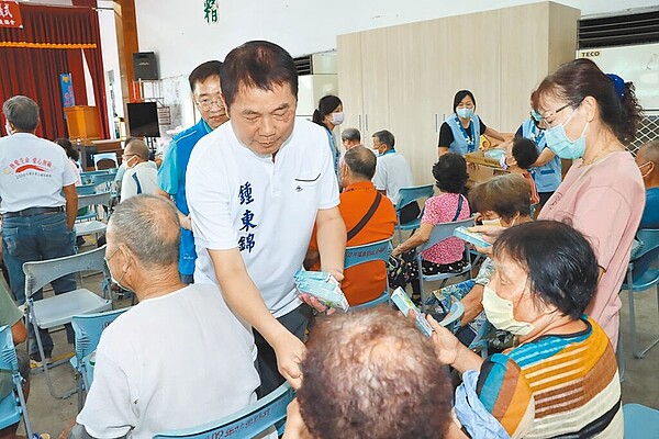 苗栗縣規畫3000元的三節敬老禮金,預計最快明年1月10日第1次發放禮金。(苗栗縣政府提供/李京昇苗栗傳真)