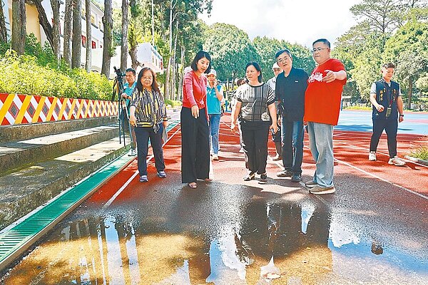 下周就要開學，南投縣長許淑華昨趕往仁愛國小等災區學校了解災後復建工程進度，要求開學前要給學生一個安全又乾淨的上課環境。（南投縣政府提供／曾雪蒨南投傳真）