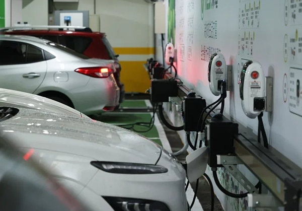 宜蘭縣內電動汽車充電樁數量不足,審計室與縣議員都要求改善。示意圖/聯合報資料照