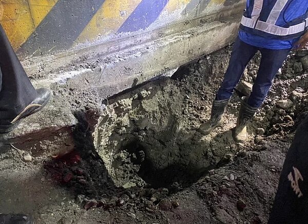 基隆中山二路現天坑騎士慘摔送醫,市府開挖搶修查禍首。圖/議員施偉政提供