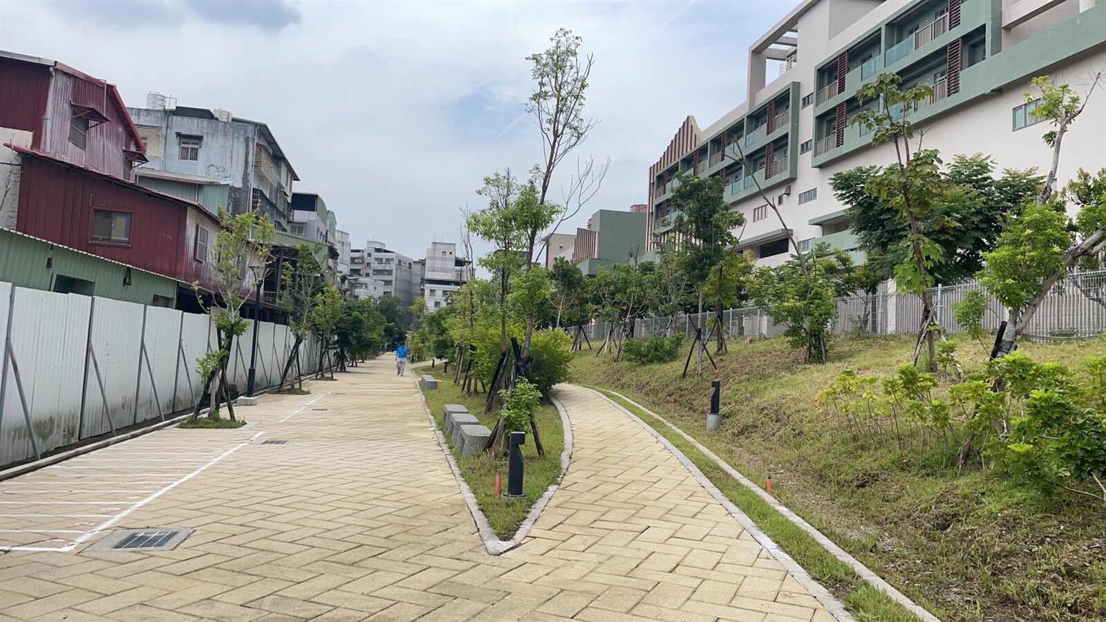 土城變電所台電改為室內變電所及纜線地下化於2017年完工。周邊則改建為綠帶廊道供民眾休憩使用。記者李定宇/攝影