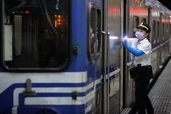 台鐵56輛EMU600型電聯車8月31日前將陸續暫時停用。本報資料照片