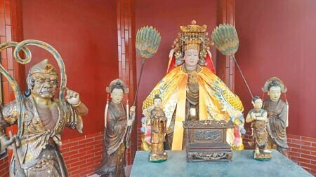 
苗栗天后宮天上聖母泥塑神像等9件文物，經苗栗縣文資委員審查後，建議指定為苗栗一般古物文化資產。（李京昇攝）
