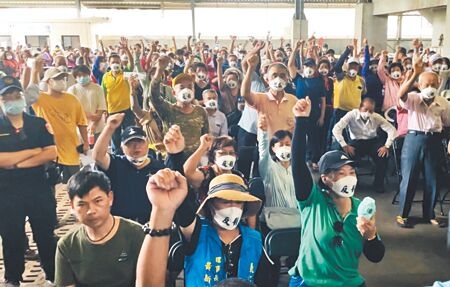 
大寮區鳳林一路一處皮革工廠，預計要設置100MW的儲能場，24日說明會，里民們全戴上「反對」、「抗議」白色口罩。（洪靖宜攝）
