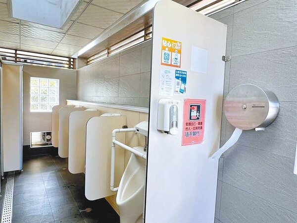 台北市政府去年公布「台北市公廁環境衛生管理自治條例」，至今年7月共列管6925座公廁，約有20％列管公廁不合格。（台北市環保局提供／丁上程台北傳真）