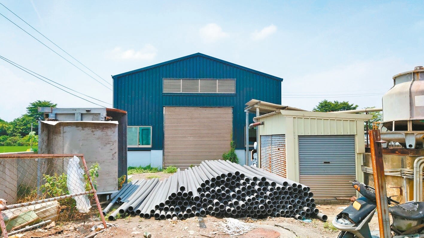 彰化縣肉品市場已完工的死廢畜禽生物處理場,因沒有獨立聯外通道,迄今仍未啟用,宛如廢墟。記者簡慧珍/攝影